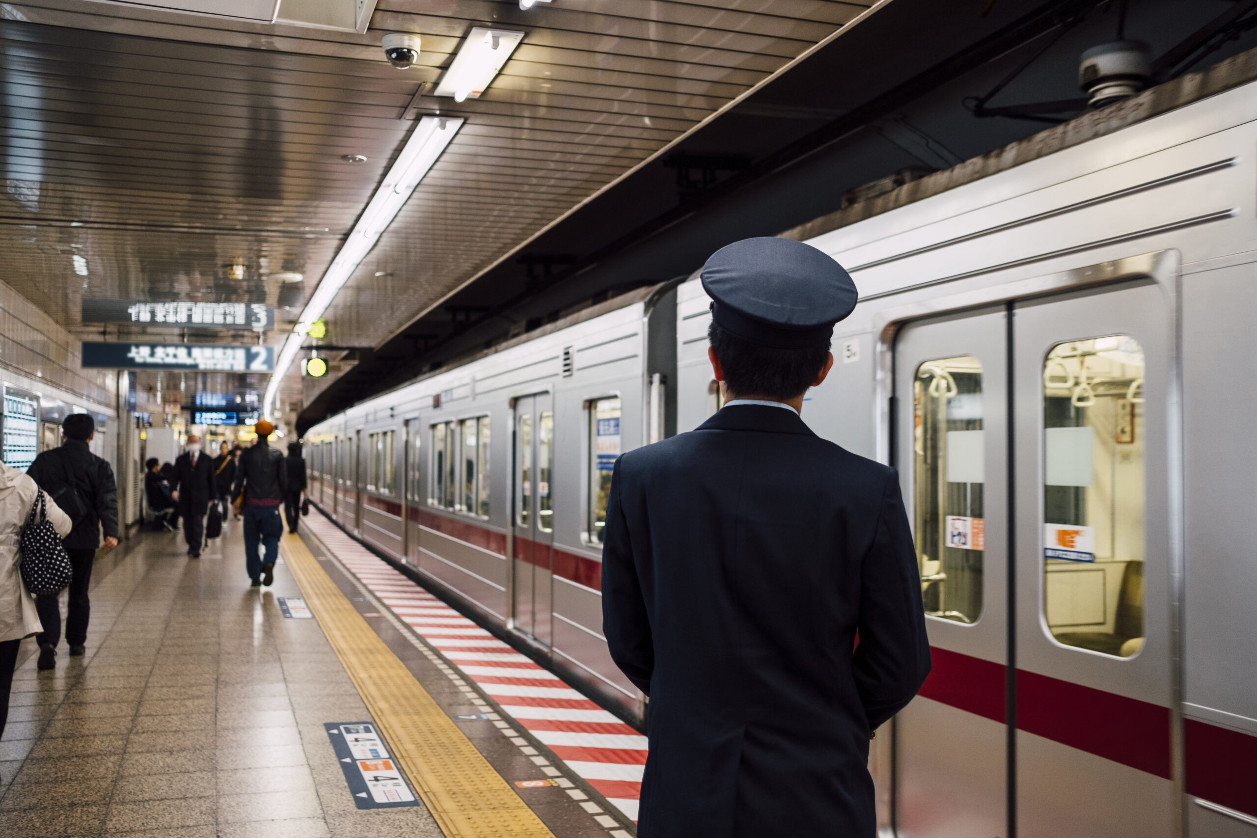 Токийское метро провело первично размещение акций на бирже в Токио  Компания Tokyo Metro разместила акции на бирже по 1200 иен  8 долларов  за бумагу. В первый день торгов бумаги взлетели на 47 процентов – до 1768 иен. IPO оператора токийского метро стало крупнейшим в Японии с 2018 года. Об этом сообщил РБК.  В рамках IPO Tokyo Metro привлекла 348,6 миллиардов иен. Организаторы размещения отметили, что спрос на первичном размещении превысил предложение более чем в 15 раз.  Отметим, что до IPO на бирже правительству Японии принадлежало 53,4 процента Tokyo Metro, городским властям Токио – 46,6 процентов. Их общий пакет сократился вдвое после IPO.  Компания Tokyo Metro была создана в 2004 году. Сейчас она управляет девятью линиями метро, на которых находится 180 станций. Ежедневное число пассажиров превышает 6,5 миллионов человек.  Ранее ИА «Бизнес Код» писало, что Ford представил новый Mustang.  Читать на сайте ИА "Бизнес Код"  #IPO #Акции #метро