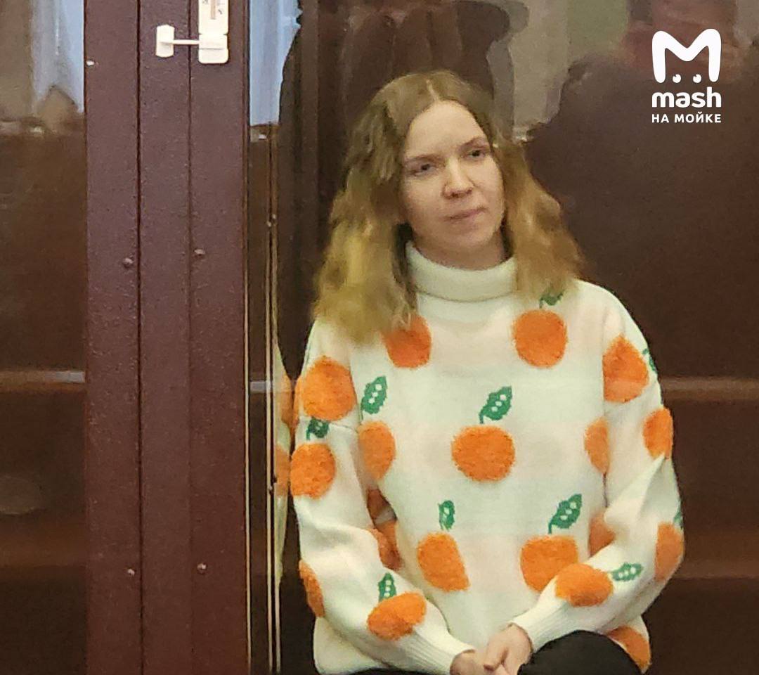 Террористка Дарья Трепова вышла на связь — подключилась по видео к заседанию по рассмотрению иска от ЖКС Пушкинского района.  Квартира на Артиллерийской по наследству досталась Треповой от отца. Однако никто не платил за жильё с 2014 года, а долг составил уже 169 526 рублей. Ко всему добавилась и госпошлина — 4591 рубль.  Пушкинский районный суд удовлетворил иск и взыскал всё до копеечки. Трепова присутствовала в процессе по ВКС и согласилась с решением — попросила только дать рассрочку.    Mash на Мойке — отдай свой буст нам