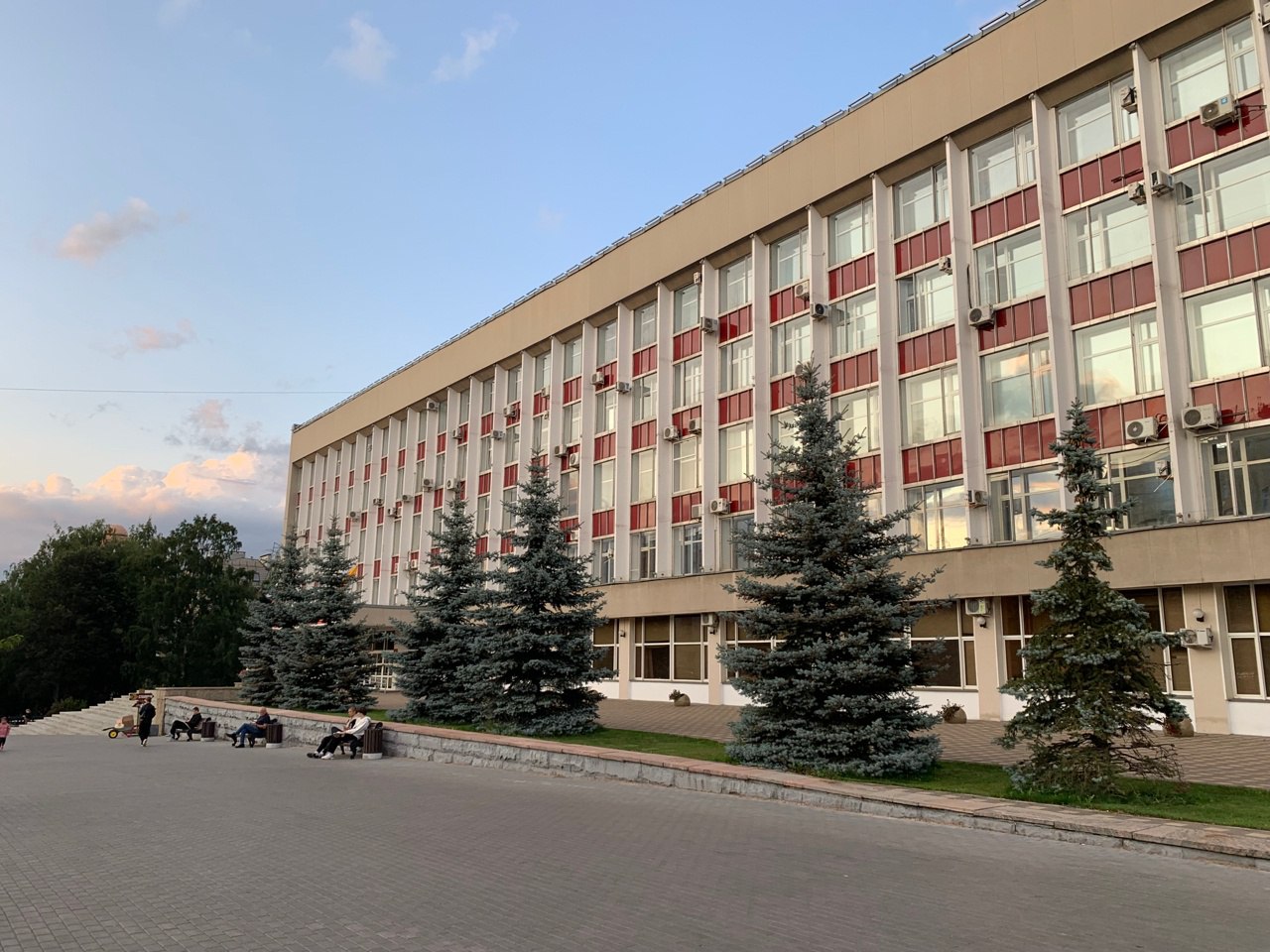 С 1 июля семь улиц Кирова получат новые названия. Решение об этом городская Дума приняла 19 декабря 2024 года. Улица Карла Маркса стала Владимирской. Улица Володарского - Никитской. Улица Урицкого - Успенской. Улица Розы Люксембург - Морозовской. Улица Дерендяева - Всесвятской. Улица Горбачева - улицей Альберта Лиханова. Улица Карла Либкнехта - улицей Защитников Отечества. Уже завершена инвентаризация: нужно заменить 1100 уличных указателей и номеров домов. Работы по установке новых табличек пройдут с 1 июля по 1 августа, сообщили порталу Свойкировский в горадминистрации. Для жителей и организаций на этих улицах подготовили информационные памятки. Их с QR-кодом можно будет найти в подъездах домов, центрах местной активности, на сайте администрации Кирова и в соцсетях города.