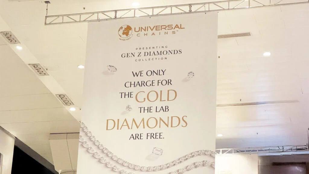 алмазы россия В российских ювелирных магазинах фиксируются рыночные аномалии Цена синтетических бриллиантов на оптовом рынке за 7 лет снизилась в 20 раз и продолжает стремительно падать В середине 2000 х гг карат синтетики стоил 13 тыс По мере роста объемов производства уже в 2018 году его оптовая цена снизилась до 2 тыс а сегодня составляет порядка 70 что дешевле даже муассанитов Некоторые производители в мировых ювелирных центрах предлагают искусственные бриллианты бесплатно продукт переехал в сегмент бижутерии Этой осенью крупнейший в мире сертификационный центр GIA перестал присваивать таким камням характеристики по системе 4С теперь лабораторные камни продают буквально на вес При этом в ювелирных магазинах в России цена карата синтетики доходит до 200 300 тыс рублей ее по прежнему предлагают как настоящие бриллианты просто более дешевые Ни инвестиционной стоимости ни возможности продать дабораторнве бриллианты на вторичном рынке нет аналитики