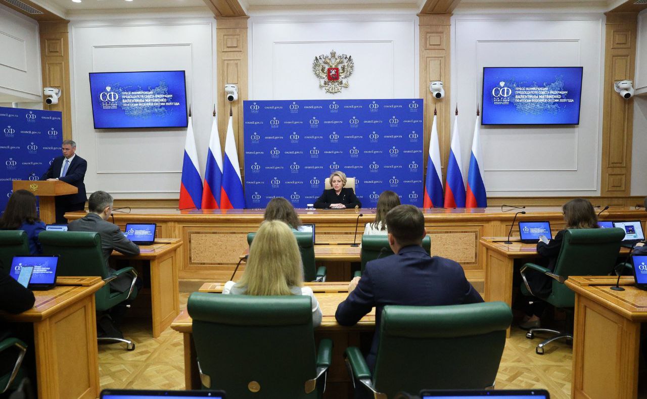 Подведены итоги работы весенней сессии Совета Федерации России   Их представила Председатель палаты Валентина Матвиенко. Ожидается, что с учетом предстоящего заседания будет одобрено более 350 законопроектов.   Сенаторы подготовили почти 200 законопроектов, как самостоятельно, так и в сотрудничестве с депутатами Госдумы.    Работа велась на основе послания Президента Федеральному Собранию и задач по национальному развитию.   Среди приоритетных направлений Валентина Матвиенко выделила:  • Демографическую и семейную политику • Образование • Платформенную экономику • Регулирование индивидуального электротранспорта • Искусственный интеллект