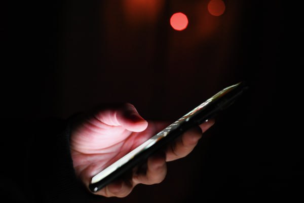 Герман Клименко призвал юридически закрепить понятие красивого телефонного номера Ранее в Telegram каналах появилась информация что провайдер списал со счёта клиентки 15 000 рублей при смене оператора объяснив это премиальностью последовательности цифр Поставщики связи должны спокойно отпускать пользователей к другим компаниям Такое мнение председатель совета Фонда развития цифровой экономики бывший советник президента РФ по развитию интернета выразил в беседе с радиостанцией Говорит Москва В первую очередь надо внимательно смотреть договор Мне кажется что оператор должен конечно несмотря на все трудности которые он испытывает всё таки это пользовательский номер и оператор должен его спокойно отпустить Сама по себе история странная И если в ней покопаться юридически наверное там требуется некоторое государственное вмешательство на уровне определения понятия красивый номер Это спорная часть которая требует решения юридического Получившая счёт женщина заявляет что никогда не покупала номер как красивый Когда же девушка решила вернуться к оператору долг с неё списали govoritmoskva ru news 480109