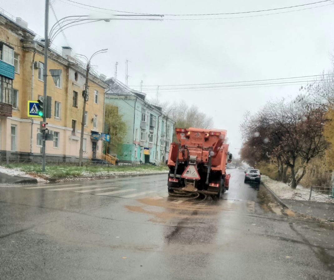 Коммунальная техника борется с первым снегопадом в Комсомольске  На улицах города развернулась работа по ликвидации последствий первого в этом сезоне снежного циклона, пишет пресс-служба администрации города. Коммунальные службы Комсомольска-на-Амуре вывели на маршруты семь единиц техники: три трактора МТЗ с подвесными щётками и четыре многофункциональные машины.  Для безопасности пешеходов и водителей ведётся подсыпка песко-соляной смесью наиболее сложных участков: перекрёстков, пешеходных переходов, зон кругового движения, спусков, подъёмов и автобусных остановок.   Работы организованы с учётом прогнозируемого снижения температуры в вечерние и ночные часы, чтобы предотвратить образование наледи и обеспечить беспрепятственное движение на дорогах.