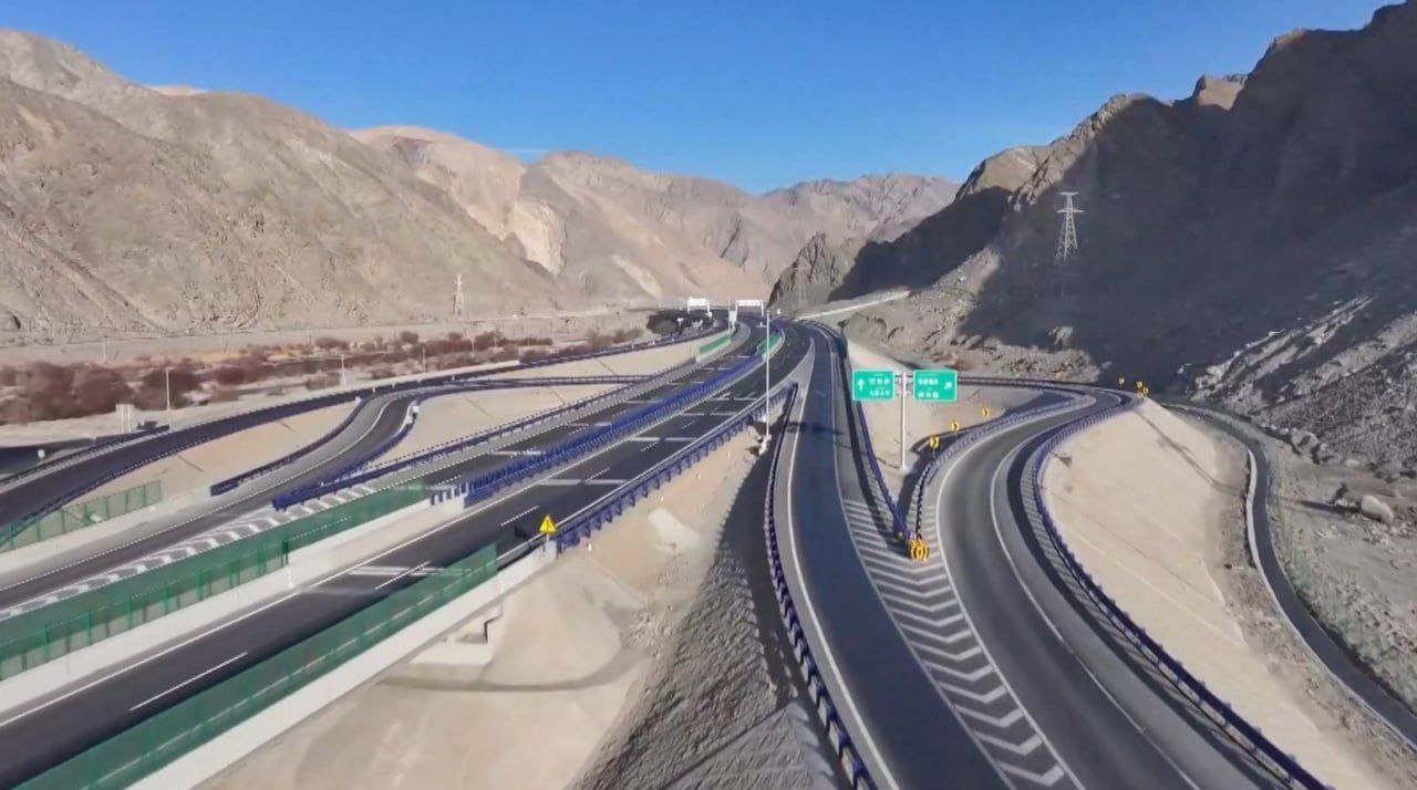 В Китае открыли движение по самому длинному в мире скоростном тоннелю Сегодня в Синьцзян Уйгурском автономном районе состоялось официальное открытие Тянь Шэнлиского тоннеля который проходит через центральную часть гор Тянь Шань и является частью автомагистрали Урумчи Юли Его протяженность составляет 22 13 км Благодаря открытию тоннеля время проезда через горный участок сократилось с нескольких часов до 20 минут