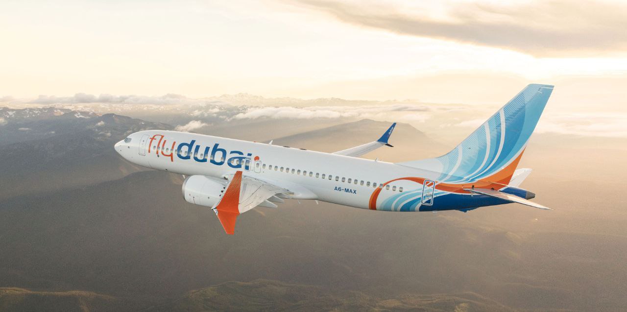 Flydubai повышает уровень сервиса в эконом классе Flydubai объявил что с ноября 2025 года питание и бортовые развлечения будут включены во все тарифы эконом класса Пассажиры смогут бесплатно смотреть более 1000 фильмов и сериалов а также получат наушники и обновлённое меню с блюдами мировой кухни Это коснётся и рейсов из Дубая в Астану и Алматы Авиакомпания активно расширяет парк и маршрутную сеть в 2025 году Flydubai получила девять Boeing 737 MAX доведя флот до 95 самолётов а к 2027 му планирует принять первый широкофюзеляжный Boeing 787 9 Это позволит увеличить дальность и комфорт полётов при сохранении доступных тарифов   Авиабилеты из Казахстана