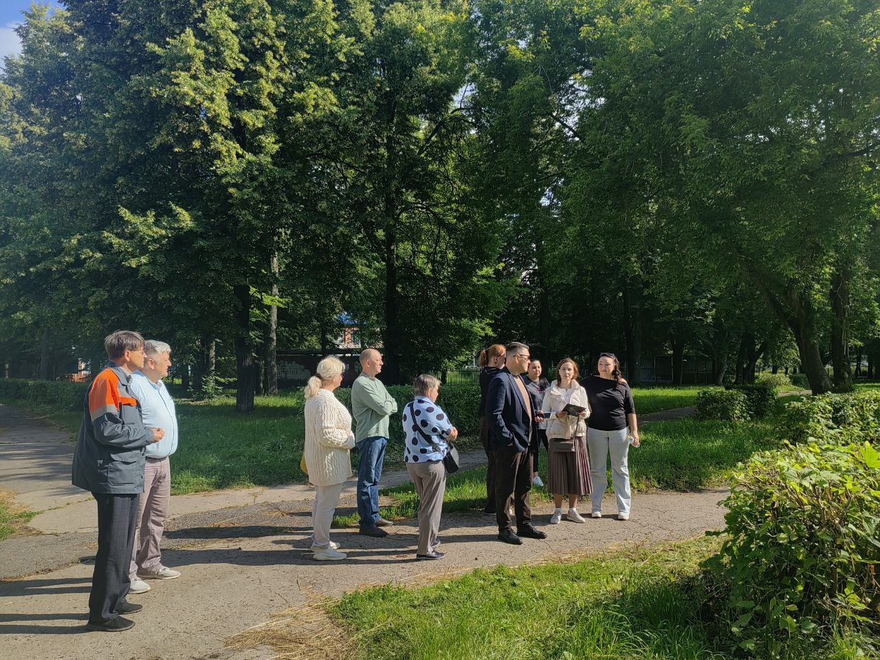В Новочебоксарске провели обход улиц Жени Крутовой, Коммунистической и Молодежной. Совместно с управляющими компаниями и ресурсоснабжающими организациями сотрудники горадминистрации обследовали муниципальные и дворовые территории. Обходы традиционно проходят по пятницам. Обычно они начинаются в 8.00.