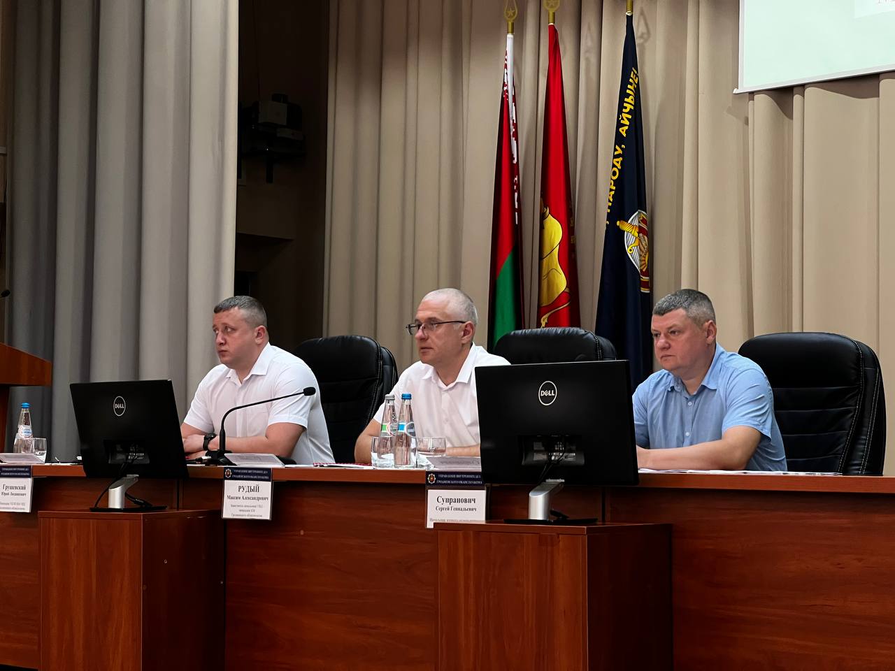 Подразделения по борьбе с экономическими преступлениями области подвели итоги оперативно-служебной деятельности за полугодие 2025 года На базе УВД Гродненского облисполкома состоялось итоговое мероприятие, в котором приняли участие заместитель начальника УВД - начальник криминальной милиции Рудый Максим Александрович, начальник второго отдела первого управления Главного управления БЭП КМ МВД Супранович Сергей Геннадьевич, начальник УБЭП КМ УВД Грушевский Юрий Людвиковича, а также личный состав управления и подразделений БЭП области. Со вступительным словом выступил Максим Александрович, который разъяснил ход совещания и акцентировал внимание на проблемных вопросах. О результатах работы подразделений БЭП области за первое полугодие 2025 года доложил начальник управления Юрий Людвикович, он же поставил сотрудникам задачи на предстоящий период. В дальнейшем представителем ГУБЭП КМ МВД отмечены положительные моменты деятельности службы и озвучены основные направления на текущий год. В завершении мероприятия сотрудники, достигшие лучших результатов в оперативно-служебной деятельности, были награждены грамотами Министерства внутренних дел Республики Беларусь.