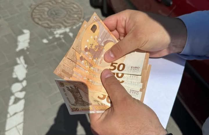 В Бельцах сотрудники НЦБК и прокуратуры задержали с поличным карабинера из Регионального управления «Север» при получении взятки в 450 евро. Он требовал деньги за уменьшение штрафа за неправильную парковку и возврат эвакуированного автомобиля. Деньги были обнаружены при нём. Уголовное дело расследуется под руководством прокуратуры.