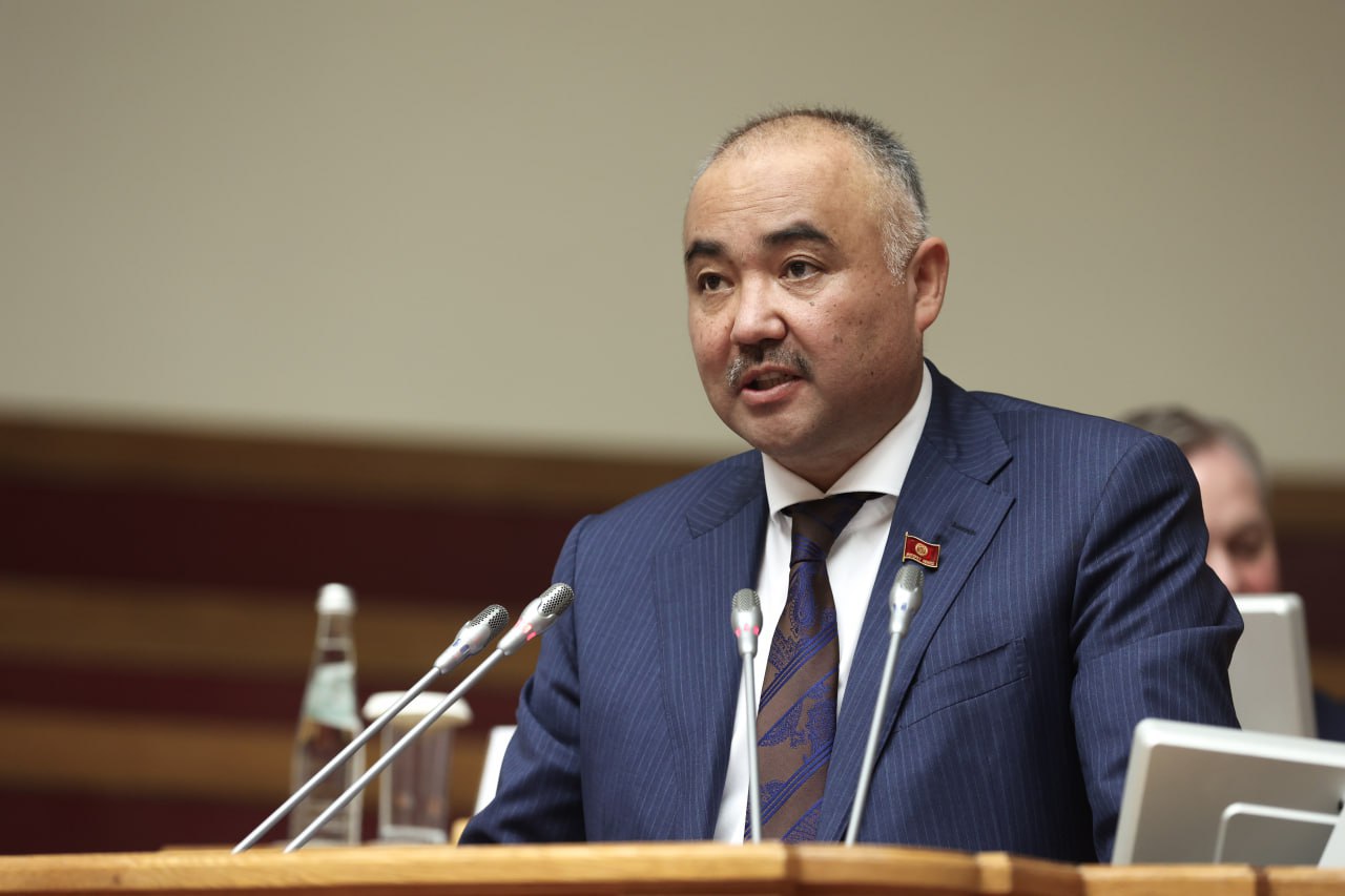 Нурланбек Тургунбек уулу вновь избран спикером парламента Кыргызской Республики За него проголосовали 86 парламентариев один высказался против Первое заседание Жогорку Кенеша VIII созыва открылось сегодня Председатель ЦИК Тынчтык Шайназаров вручил парламентариям депутатские значки Народные избранники принесли присягу К законодателям обратился Президент страны Садыр Жапаров В своём выступлении он сделал акцент на борьбе с политической коррупцией реформировании кадровой политики включая создание школы Акылман для подготовки будущих госслужащих и необходимости повышения политической культуры Он также призвал депутатов отказаться от популизма избегать вмешательства в кадровые назначения и использовать бюджетные средства эффективно и справедливо Садыр Жапаров предложил парламентариям рассмотреть возможность инициирования законопроекта который закрепил бы обязанность граждан участвовать в выборах Несмотря на то что мы обеспечили открытые и прозрачные выборы электронное голосование возможность дистанционного участия число пришедших на выборы граждан оказалось низким Конечно по сравнению с предыдущими выборами на эти выборы пришло на 200 тысяч человек больше Однако после создания таких условий мы ожидали что активность избирателей возрастет и достигнет до 70 процентов К сожалению этого не произошло сказал Президент Напомним досрочные парламентские выборы прошли 30 ноября В стране были сформированы 30 округов от каждого были избраны по три депутата ЦИК зарегистрировал 87 депутатов Жогорку Кенеша Итоги выборов по округу 13 признаны недействительными там пройдут повторные выборы Мониторинг электоральной кампании вели международные наблюдатели от Межпарламентской Ассамблеи СНГ Заключение группы опубликовано на официальном сайте Подписывайтесь на Парламенты СНГ