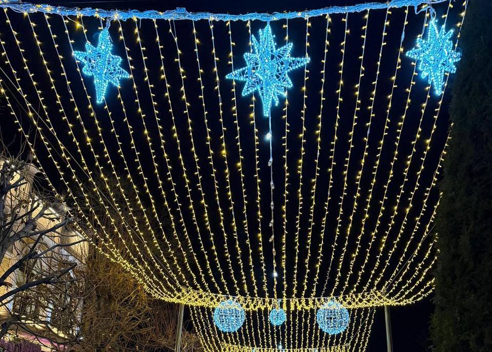 В сумму более 50 млн рублей обошлось Кисловодску Звездное небо В курортном городе Кисловодске Ставропольского края в преддверии нового года появилась новая световая инсталляция Звездное небо Об этом сообщила пресс служба городской администрации Впервые в истории города на Курортном бульваре появилось Звёздное небо которое создает уникальную атмосферу праздника Проект будет иметь протяжённость 180 метров и реализуется в рамках программы Тур код сообщили в пресс службе Отмечается что общая стоимость проекта более 50 миллионов рублей Южная служба новостей