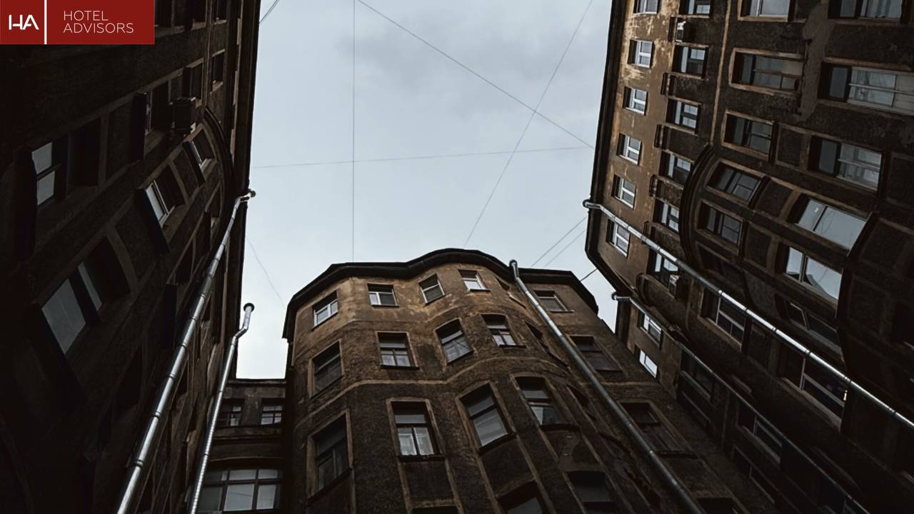 Красота! Наконец, и в официальных релизах губернатора Санкт-Петербурга присутствуют общие показатели загрузки от Hotel Advisors. Вклад гостей в экономику города за эти дни оценивается более чем в 35 млрд рублей. Средняя загрузка петербургских отелей составила 65%, пик пришелся на 2 мая – тогда гостиницы были заполнены на 90%, — приводятся слова Александра Беглова. Ранее, мы писали, что первая волна Майских праздников показала более высокие темпы роста: подробнее здесь. : Аналитика гостиничного рынка — пульс вашего отеля