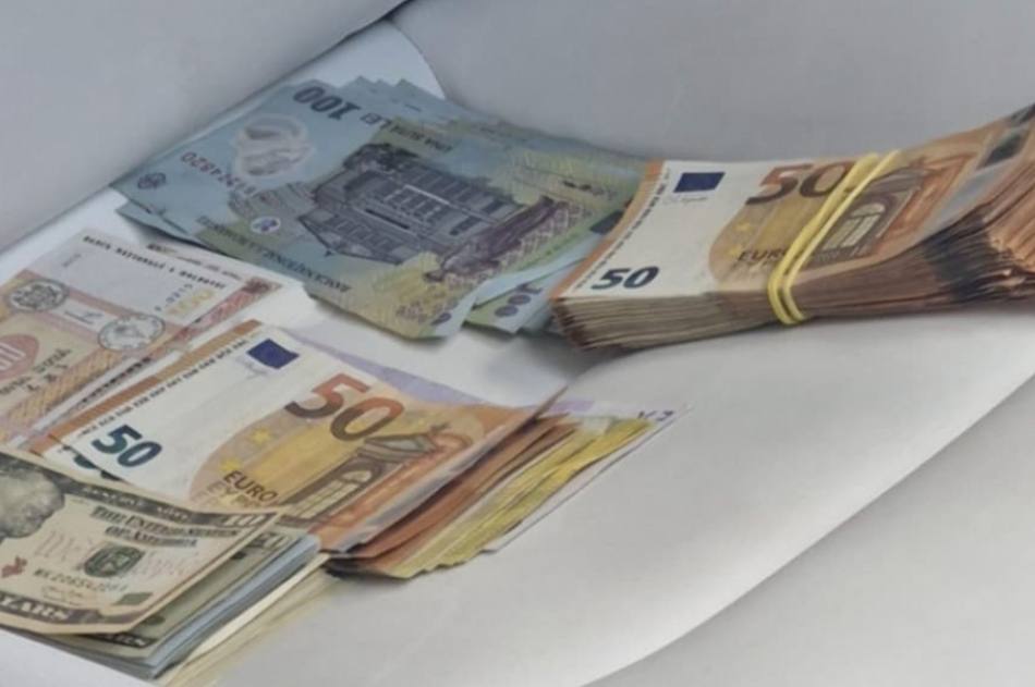 Задержан ещё один фигурант по делу о коррупции на таможне Главу таможенного поста Каушаны задержали на 72 часа. Он проходит по делу вместе с начальником Центрального таможенного бюро и брокером, задержанными 21 мая. Их подозревают в коррупции. В рамках дела изъяли телефоны и около 1,1 млн леев. Расследование продолжается.