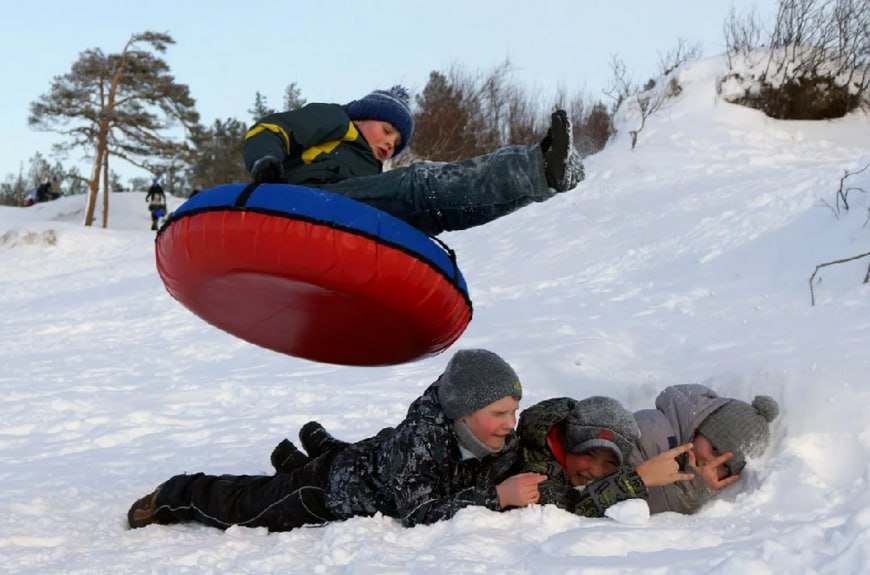 Запретить горки мало Ввести штрафы для родителей за то что дети катаются на тюбингах в небезопасных местах предложила председатель комитета Госдумы по защите семьи вопросам отцовства материнства и детства Нина Останина Чаще всего эти случаи происходят в неположенных местах Родители несут ответственность за детей К сожалению они уже наказаны тем что их ребенок искалечился или погиб но нужна разъяснительная работа С другой стороны нужно накладывать штрафы на родителей за то что они позволяют своим детям подвергать свою жизнь опасности А как еще если не понимают Местные власти могут направить правоохранителей в такие опасные места чтобы просто не пускать туда родителей и детей Мы же своих детей защищаем Это общественный вопрос к которому должны подключиться все включая общественников заявила депутат НСН В выходные после катания на тюбинге в Красногорске погиб 12 летний мальчик еще как минимум девять детей пострадали в Подмосковье