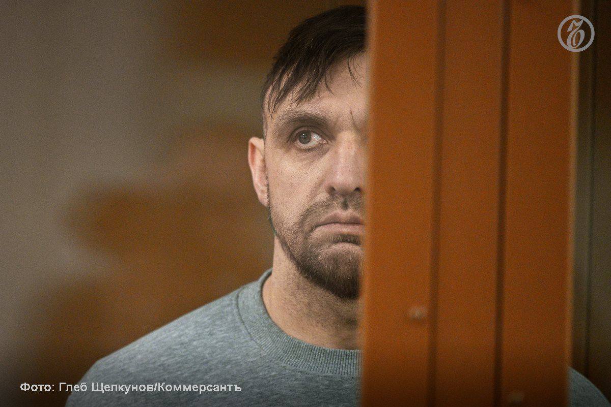 В Москве вынесен приговор по делу о теракте против бывшего офицера СБУ перешедшего на российскую сторону Суд приговорил Владимира Головченко к 26 годам колонии строгого режима Ивана Паскаря к 24 годам Они признаны виновными в организации взрыва автомобиля Василия Прозорова в апреле 2024 года Пострадавший получил тяжелые ранения По версии следствия преступление было организовано украинскими спецслужбами Головченко выполняя указания куратора из СБУ заложил взрывное устройство во внедорожник Toyota Land Cruiser Prado принадлежащий господину Прозорову Компоненты для бомбы под видом небольшого набора косметики доставили из Польши После взрыва фигурант скрылся в Киргизии где был задержан и передан России Подписывайтесь на Ъ Оставляйте бусты