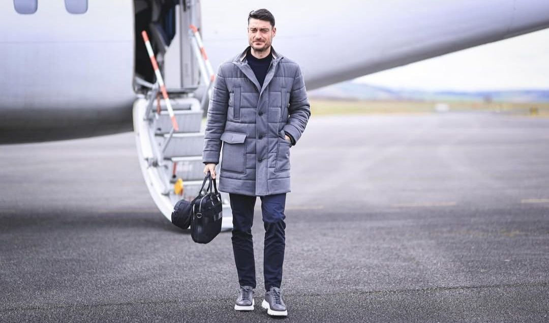 СМИ ПРЕДСТАВИТЕЛИ СПАРТАКА ПОСЕТЯТ МАТЧ КОМАНДЫ ПОД РУКОВОДСТВОМ АЛЬБЕРТА РИЕРЫ Спартак проявляет активный интерес к испанскому тренеру Альберту Риере утверждает интернет издание Sportklub Согласно сведениям источника в ближайший четверг представители московского клуба посетят матч Лиги Конференций в котором Целе под руководством Риеры на своём поле примет варшавскую Легию Как сообщается испанец который с большой долей вероятности предстоящей зимой всё таки покинет словенский клуб также входит в сферу интересов загребского Динамо и Црвены Звезды По данным Mozzartsport белградский клуб уже подготовил заманчивый финансовый пакет для Риеры согласно которому он в случае принятия предложения Црвены звезды будет получать 1 6 млн евро за сезон включая бонусы