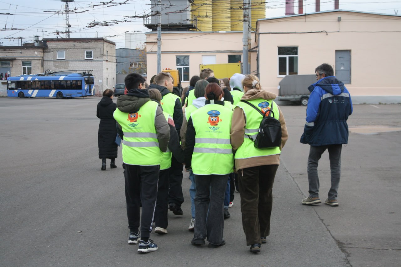 В Горэлектротрансе прошла серия экскурсий для школьников в преддверии Дня работника автомобильного и городского пассажирского транспорта Детей знакомят с организацией работы городского электрического транспорта в рамках ранней профориентации В гостях у Экспозиционно выставочного комплекса ГЭТ Профориентационная встреча для школы 347 началась с поездки на современном троллейбусе Синара В ЭВК ГЭТ дети познакомились с историей электротранспорта на примере реальных трамваев и троллейбусов работавших в городе в разные годы По итогам для ребят организовали викторину и еще одну поездку на желтом детском трамвайчике В гостях у Троллейбусного парка 2 В Троллейбусном парке 2 специалист по техническому обучению Сергей Волочанинов рассказал восьмиклассникам школы 143 об истории подразделения которое 29 декабря встретит 73 летие Главный механик Даниэль Маринов показал юным гостям мастерские на участке главного механика и защитное сооружение парка Дети рассмотрели новые троллейбусы а затем последовали в цех на участок технического обслуживания где их встретил мастер цеха Кирилл Павлов Начальник отдела эксплуатации бортового оборудования Екатерина Дунина рассказала гостям о современном бортовом оборудовании а специалист по персоналу Татьяна Манина о востребованных профессиях парка В гостях у Троллейбусного парка 3 В актовом зале 9 классникам школы 651 Невского района показали презентацию по профориентации и специфике подразделения Затем класс отправился в цех где ученики увидели как обслуживают троллейбусы до выхода в рейс и работу моечного комплекса Также ребята посетили зоны заявочного ремонта полного технологического и ежедневного обслуживания агрегатную мастерскую Работники прокатили детей на новинке 2025 года троллейбусе Синара ПрофориентацияГЭТ getspb