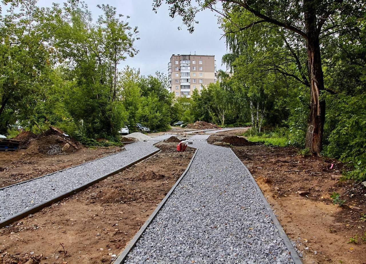 В Перми продолжают обустраивать экопарк «Долина реки Данилиха». Мэр города рассказал, как продвигаются работы.  — На участке в сквере Каменских подрядчик демонтировал старый «Казанский» мост, закончил погружать сваи, установил колонны и балки моста и сейчас устанавливает ограждения, — рассказал в своем телеграм-канале Эдуард Соснин.  Как пояснили в городской администрации, на участке у Центрального рынка убрали мусор, сняли асфальт и сейчас делают велопешеходные дорожки, строят детские и спортивные площадки, устанавливают освещение и видеонаблюдение.   Такие же работы проводят и в Серебрянском парке. Перед началом работ там убрали овощные ямы и продолжают убирать мусор.  Как пояснили в мэрии, работы завершат осенью 2025 года.  Фото: Эдуард Соснин / Telegram     Подписаться   Прислать новость