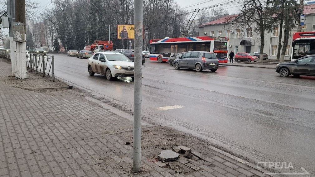 Жители города Брянска заметили, что один из светофоров в Советском районе лишили кнопки переключения. Светосигнальный прибор находится у Кремния, рассказывает сегодня, 30 января, корреспондент РИА «Стрела».   К слову, кнопка переключения на светофоре предназначена для того, чтобы пешеходы могли управлять светофорным сигналом и переходить улицу в безопасности. Теперь светофор регулирует движение пеших участников движения и поток автомобилей самостоятельно.   Сняли кнопку для того, чтобы заменить ее на новую или же теперь объект будет существовать без нее, неизвестно. Однако комфорт и безопасность местных жителей от этого не пострадает. Горожан просят обратить внимание на данный факт.  Фото: РИА «Стрела»