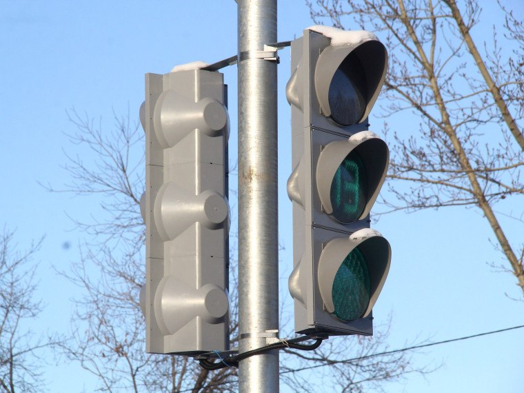 В Омске запретили левый поворот на перекрестке Орджоникидзе Яковлева В Омске вступили в силу анонсированные ранее изменения в организации дорожного движения в центре города Они коснулись перекрёстка улиц Орджоникидзе и Яковлева Новая схема исключает поворот налево с улицы Орджоникидзе на улицу Яковлева для транспорта следующего от улицы Третьяковской Такие корректировки приняты для ликвидации очага аварийности