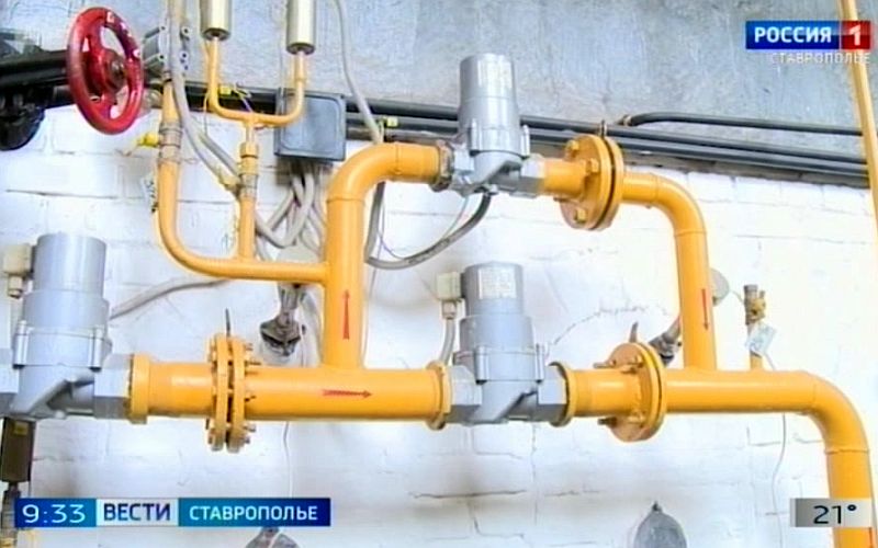 В Кисловодске построят две новые котельные В Кисловодске появятся две модульные котельные Для города курорта это историческое событие потому что последний раз такие обновления были более 30 лет назад Из за этого жители постоянно сталкивались с проблемой отсутствия или нехватки тепла и горячей воды Подробностями модернизации системы поделился глава города Евгений Моисеев Конкурс уже провели Подрядчик для работы над проектно сметной документацией определён После разработки проведут закупку и найдут организацию которая возведет две модульные котельные мощностью около 13 мегаватт на улице Садовой и 70 мегаватт на Набережной улице Ранее заключили договор с ресурсоснабжающей компанией для обеспечения водо газо и электроснабжения График работ уже согласовали Будущие две котельные запустят к началу следующего отопительного сезона 2026 2027 годов