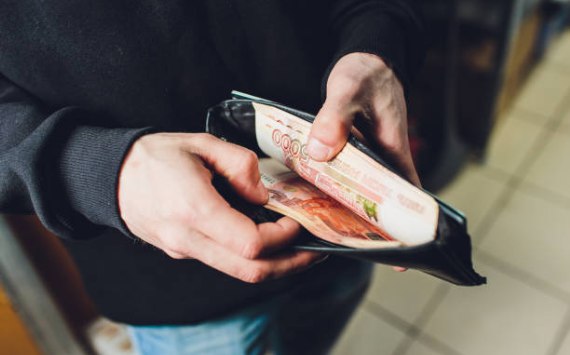 Россияне начали чаще расплачиваться наличными   globalmsk ru news id 77877 Представители Центрального Банка рассказали о том что в третьем квартале текущего года число операций по банковским картам уменьшилось на 3 а объем платежей на 8 Эксперты отметили что в последнее время жители России предпочитают оплачивать покупки наличными По словам аналитиков сейчас фиксируется тенденция снижения спроса на кредитные карты которые пару лет назад были крайне востребованными на отечественном рынке Раньше их выпускали по 5 7 млн штук в квартал но в конце прошло года эти темпы начали постепенно замедляться В сентябре 2025 года россияне оформили 991 тысячу кредитных карт что является минимальным значением за весьма длительный промежуток времени Причина этого заключается в том что сейчас средняя полная стоимость по кредитам выросла до 47 4 от размера задолженности Многие люди столкнулись с серьезными финансовыми проблемами после оформления кредитных карт так как переоценили свои возможности