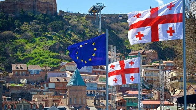 В Грузии захотели рассказать европейцам правду о Брюсселе Грузинские власти хотят напрямую работать с гражданами стран ЕС, рассказывая о несправедливой политике Брюсселя и финансировании ненависти, заявил глава парламента страны Шалва Папуашвили. Об этом сообщает корреспондент газеты ВЗГЛЯД в Тбилиси. «Наша задача состоит в том, чтобы искать в странах Евросоюза усиливающиеся политические группы, а также говорить с гражданами там, показывая, какой постыдный путь избрали власти некоторых государств или ряд институтов Брюсселя», – сказал Папуашвили. По его словам, «сами граждане ЕС должны потребовать отчета о средствах, которые выделяются на пропаганду насилия и ненависти в грузинском обществе». «Сделаем все, чтобы объяснить гражданам Евросоюза это», – заявил Папуашвили.