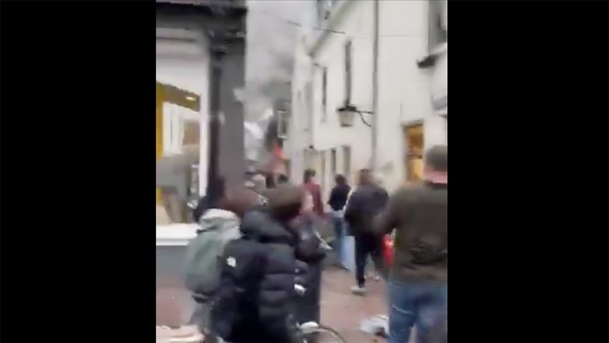 Взрыв произошедший в голландском городе Утрехт привел к пожару в некоторых зданиях В результате инцидента по меньшей мере 4 человека получили ранения Взрыв привел к пожару в зданиях Власти сообщают что по меньшей мере 4 человека получили ранения В районе взрыва организована полевая больница а гражданам рекомендовано держаться подальше от этого места Подробнее на нашем сайте v aa com tr 3800713 24 7 в сутки с Агентством Анадолу