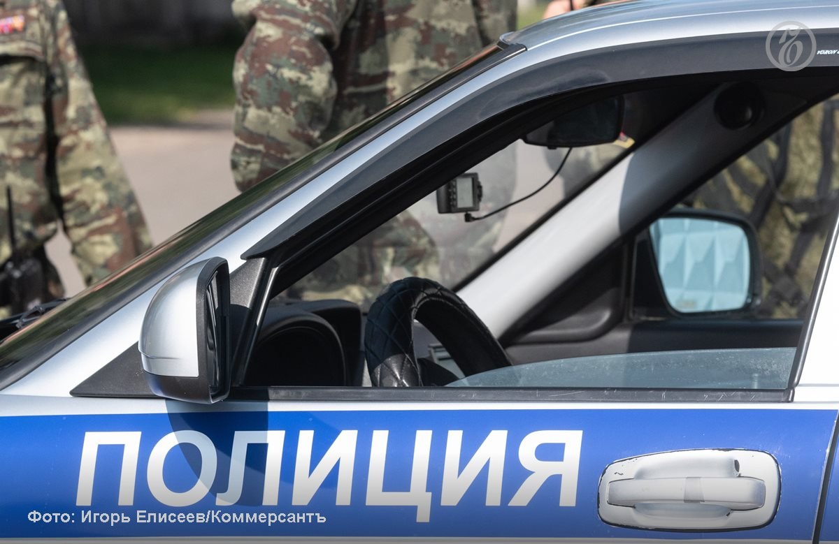 Полиция задержала троих приезжих, укравших флаг с дома на улице Ленсовета Ночью 1 мая трое неизвестных сорвали государственный флаг с дома 32 по улице Ленсовета, сообщает ГУ МВД РФ по Петербургу и Ленобласти. Заметили пропажу спустя четыре дня, материальный ущерб от действий злоумышленников оценили в 805 рублей. В кратчайшие сроки правоохранителям удалось установить личности молодых людей. Ими оказались двое ранее судимых ростовчан в возрасте 28 и 31 года, а также их 32-летняя спутница из Башкирии. Как оказалось, троица проживала в том же доме, похищенный флаг обнаружили в съемной квартире. По факту случившегося возбудили уголовное дело по ч.1 ст. 161 УК РФ грабеж . Младшему из задержанных избрали меру пресечения в виде подписки о невыезде. Его приятели были опрошены в качестве свидетелей.