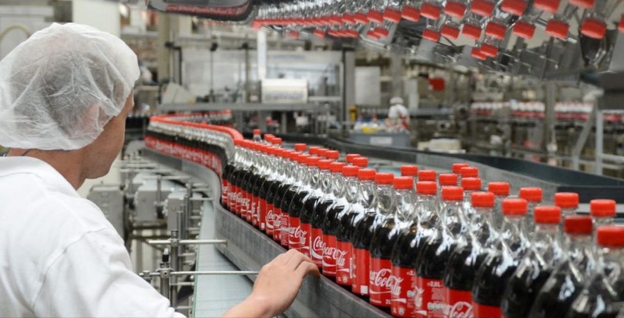 Четвертый завод Coca Cola планируют начать строить на западе Казахстана весной Казахстанско турецкая Coca Cola Icecek Kazakhstan и Минсельхоз Казахстана подписали инвестсоглашение о строительстве завода в городе Актобе Ожидаемый объем инвестиций 41 9 млрд тенге 83 1 млн Начать строить предприятие планируют в апреле 2026 года Планируется что завод будет производить до 280 млн литров безалкогольных напитков в год Новый производственный комплекс станет четвертым заводом Coca Cola в Казахстане Три других расположены в Астане в Шымкенте и в поселке Кокозек в Алматинской области ℹ Читайте также PepsiCo Central Asia вложила 360 млн в завод по производству снеков на юге Казахстана Logistan info Логистика Экономика