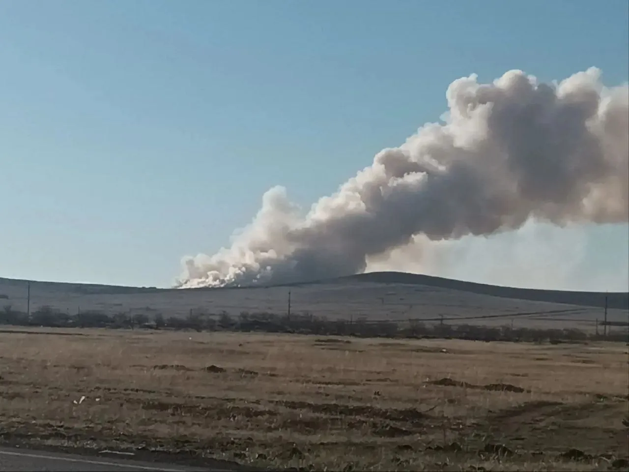 ЭкоПроблемаИРешение В городе Борзя продолжается локализация возгорания на полигоне ТКО Сообщение о пожаре поступило в 01 40 На месте происшествия задействованы силы и средства экстренных служб и администрации округа В ликвидации возгорания участвуют четыре погрузчика три автоцистерны подразделение ПЧ 14 а также добровольная пожарная дружина администрации Организовано окарауливание территории Площадь возгорания составляет 9 гектаров Для координации действий на месте развернут оперативный штаб Причина возникновения пожара в настоящее время устанавливается На место выехали представители государственного пожарного надзора и сотрудники полиции О природе Забайкалья Подпишись на Минприроды