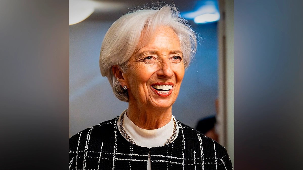 Зарплата главы ЕЦБ Лагард оказалась более чем на 50 выше указанной в отчёте Глава Европейского центрального банка ЕЦБ Кристин Лагард получает зарплату на 50 больше официально заявленной суммы Таким образом она является чиновником с самым высоким доходом в структурах ЕС Об этом сообщает газета Financial Times Одна только базовая зарплата Лагард делает её самым высокооплачиваемым чиновником в ЕС уточняется в публикации Согласно расчётам издания фактический доход главы ЕЦБ в 2024 году составил около 726 тыс евро Эта сумма на 56 выше базовой зарплаты в 466 тысяч евро указанной ведомством в годовом отчёте Геополитика