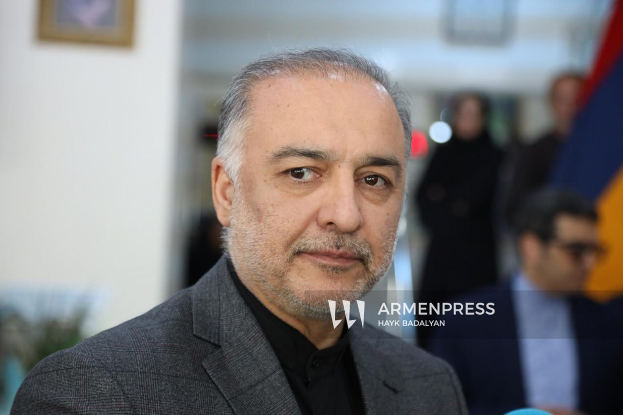 Посол Ирана в Армении Мехди Собхани заявил, что некоторые положения коммюнике, принятого по итогам недавнего саммита Организации экономического сотрудничества, в котором использовались сфабрикованные формулировки, нарушающие территориальную целостность Республики Армения, не соответствуют позиции Ирана. Иран выразил свои оговорки в адрес Организации экономического сотрудничества в официальном письме по поводу данного заявления. В ответ на вопрос «Арменпресс» посол отметил, что данное заявление отражает лишь точку зрения председателя саммита президента Азербайджана Ильхама Алиева – ред. , и совсем не обязательно отражает позиции стран-участниц саммита. «Как мы выразили свою позицию по недавно опубликованному заявлению стран исламского сотрудничества в Стамбуле, некоторые положения, включенные в это заявление, в том числе сфабрикованные формулировки, связанные с территориальными претензиями к Республике Армения, противоречат принципиальным позициям Исламской Республики Иран в отношении дружественной и соседней страны — Республики Армения и не подлежат одобрению. Исламская Республика Иран, как и прежде, поддерживает процесс мирных переговоров между Республикой Армения и Республикой Азербайджан и придает важность подписанию мирного соглашения, положения которого были одобрены обеими сторонами. Мы выразили свои оговорки Организации экономического сотрудничества в официальном письме относительно этого заявления», — отметил Мехди Собхани.
