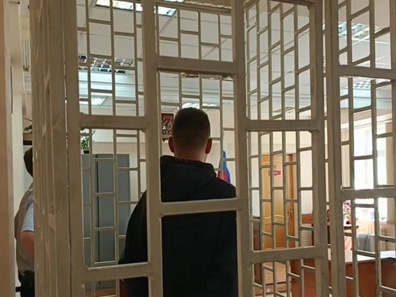 В Петропавловске суд отправил в колонию строгого режима молодого наркоторговца Суд столицы Камчатки вынес приговор 22 летнему жителю Еврейской автономной области которого признали виновным в покушении на незаконный сбыт наркотиков сообщили РАИ КАМЧАТКА ИНФОРМ в судебной инстанции Молодой человек воспитывался в детском доме куда попал в малолетнем возрасте после гибели родителей Не имея образования и места жительства он испытывал трудности с поиском работы и перебивался случайными заработками Большую часть заработанных денег отправлял сестре которая проживает в приёмной семье В августе 2024 года он нашёл в интернете объявление с предложением работы в сфере продаж спортивного питания Молодой человек откликнулся на предложение после чего представители интернет магазина связались с ним и пояснили что необходимо лететь на Камчатку где якобы открывается филиал магазина Дорога и проживание оплачивалась работодателем Подсудимый прибыл на полуостров где следуя указаниям оператора извлёк из тайника пакет с наркотиками Он понимал что совершает преступление однако отсутствие денег стало решающим аргументом Молодой человек оборудовал тайники с наркотиками однако вскоре был задержан сотрудниками полиции Суд приговорил начинающего наркоторговца к лишению свободы сроком на 3 года 6 месяцев с отбыванием в колонии строгого режима Приговор в законную силу не вступил и может быть обжалован КАМЧАТКА ИНФОРМ новости Камчатки в Telegram Фоторепортажи и эксклюзивные материалы на kamchatinfo com НАПИСАТЬ НАМ