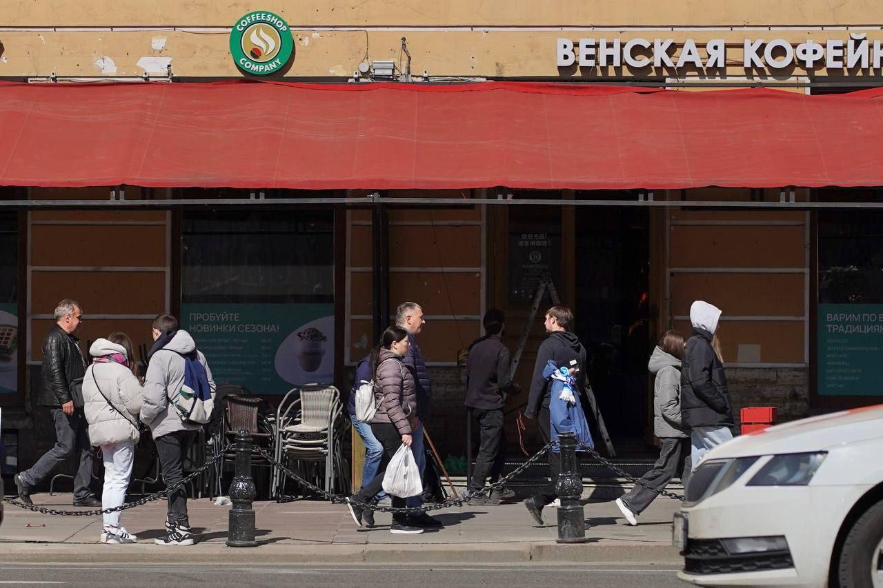 Рестораны не смогут открыть новые веранды на Невском Смольный не будет заключать контракты на их установку со следующего года Об этом комитет имущественных отношений рассказал Коммерсанту Новые контракты на установку веранд не будут заключать с 2026 года и далее Ограничения на установку веранд ввели уже этим летом Рестораторы рассказали изданию что на этом фоне их выручка упала на 20 50 по сравнению с летом прошлого года и некоторым из них до сих пор приходят арендная плата и пени В ответ на это в КИО заявили что по договорам о размещении вернад можно не платить если заведения их расторгнут Детали Запрет был введен в преддверии сезона и стал неожиданным для ресторанов поэтому они не смогли вовремя адаптироваться предположил гендиректор Infoline Аналитики Михаил Бурмистров в разговоре с газетой Коммерсантъ Ресторатор и вице президент Федерации рестораторов и отельеров России Леонид Гарбар указывает изданию что выручка сократилась не только у заведений на Невском проспекте и у этого могут быть другие причины падение платежеспособности гостей и непогода Контекст В Петербурге заметно сократилось число летних веранд в 2024 году они были у 42 заведений в центре летом 2025 го у 23 из 260 ресторанов баров и кафе центра города Сезон летних веранд начался на фоне кампании Смольного по сокращению нестационарных торговых объектов в конце апреля стало известно что владельцам кафе и ресторанов на Невском звонят из разных комитетов Смольного и предупреждают что проспект должен быть максимально комфортен и удобен для прохода пешеходов Часть кафе перенесла веранды во дворы или встроила их в фасады Фото Бумага Подписывайтесь на Бумагу и предлагайте новости
