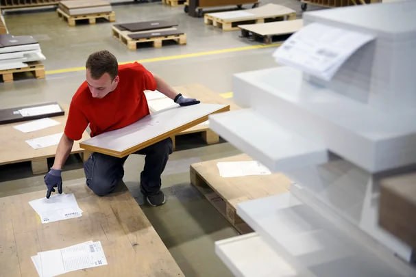 Производители мебели расширят присутствие в офлайн рознице через DIY сети Российские мебельные компании активно расширяют сотрудничество с сетями товаров для дома Как сообщили в Ассоциации предприятий мебельной и деревообрабатывающей промышленности АМДПР этот канал позволяет нарастить продажи в среднем на 10 15 Первая мебельная фабрика в этом году планирует расширить количество своих салонов в гипермаркетах Домовой с одного до семи рассказал гендиректор компании и президент АМДПР Александр Шестаков Он отметил что другие ритейлеры включая OBI Петрович и Все инструменты также привлекают известные бренды Тенденция связана в частности с сокращением числа специализированных салонов По данным 2ГИС за январь сентябрь 2025 года их количество в крупных городах уменьшилось на 8 7 до примерно 10 2 тыс
