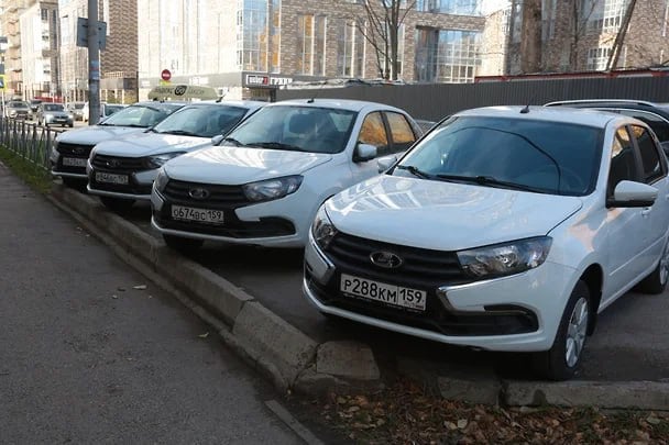 В Прикамье вновь упали продажи автомобилей LADA В Пермском крае за сентябрь на 9,5% снизились продажи автомобилей российской марки Lada  по сравнению с аналогичным периодом 2023 года . Как сообщает профессиональное сообщество «Автомаркетолог» и аналитики VERRA, в минувшем месяце в Перми было зарегистрировано 819 авто  в сентябре 2023-го - 905 . При этом Lada остается самой популярной машиной среди пермяков - ее доля на рынке новых автомобилей составила 46,7%