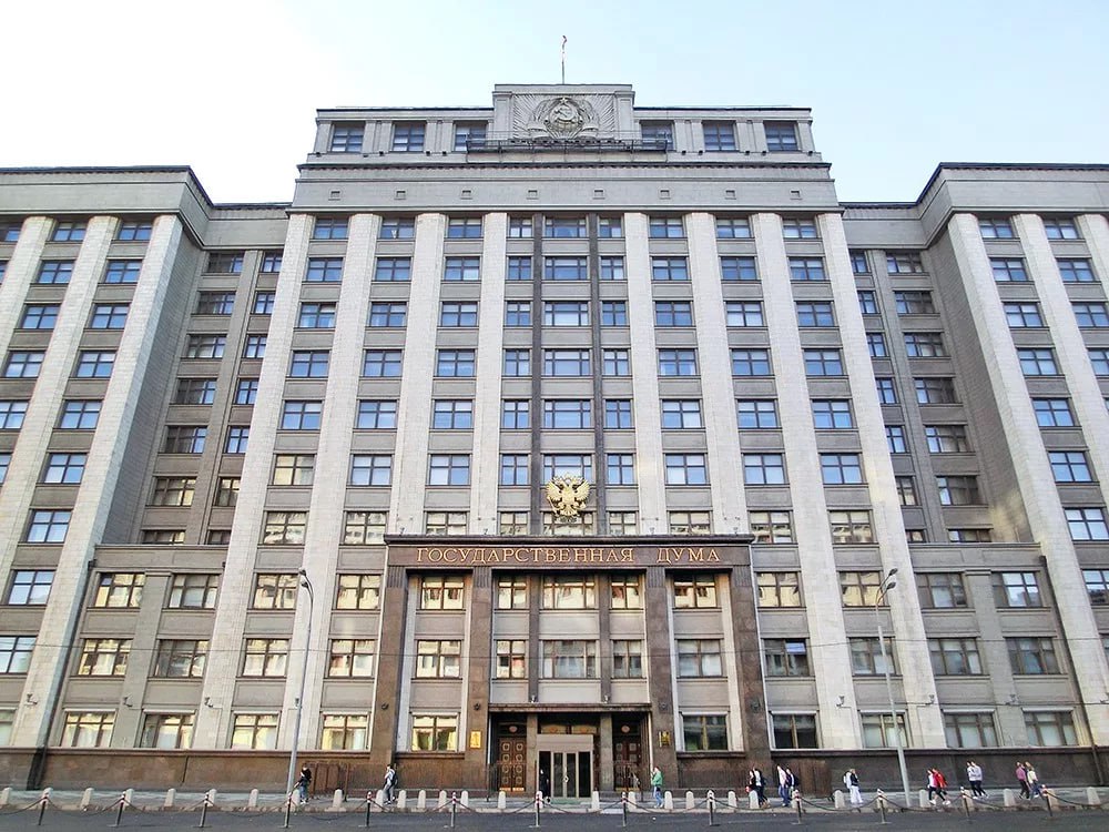 Депутаты Госдумы предложили ввести купюру номиналом 10000 рублей Соответствующее письмо направлено председателю ЦБ Эльвире Набиуллиной По мнению авторов проекта такая необходимость давно назрела и введение новой банкноты повысит удобство расчетов для граждан а также снизит нагрузку на банкоматы и кассовые узлы Недавний опыт обсуждения символов для купюры в 500 рублей доказал насколько важным и чувствительным для граждан является выбор образов национальной валюты поэтому определение дизайна столь крупного номинала стоит проводить в формате всенародного голосования говорится в документе Голосование предлагается проводить исключительно через Госуслуги Голосовать будете Подписаться на truekpru Читать нас в MAX