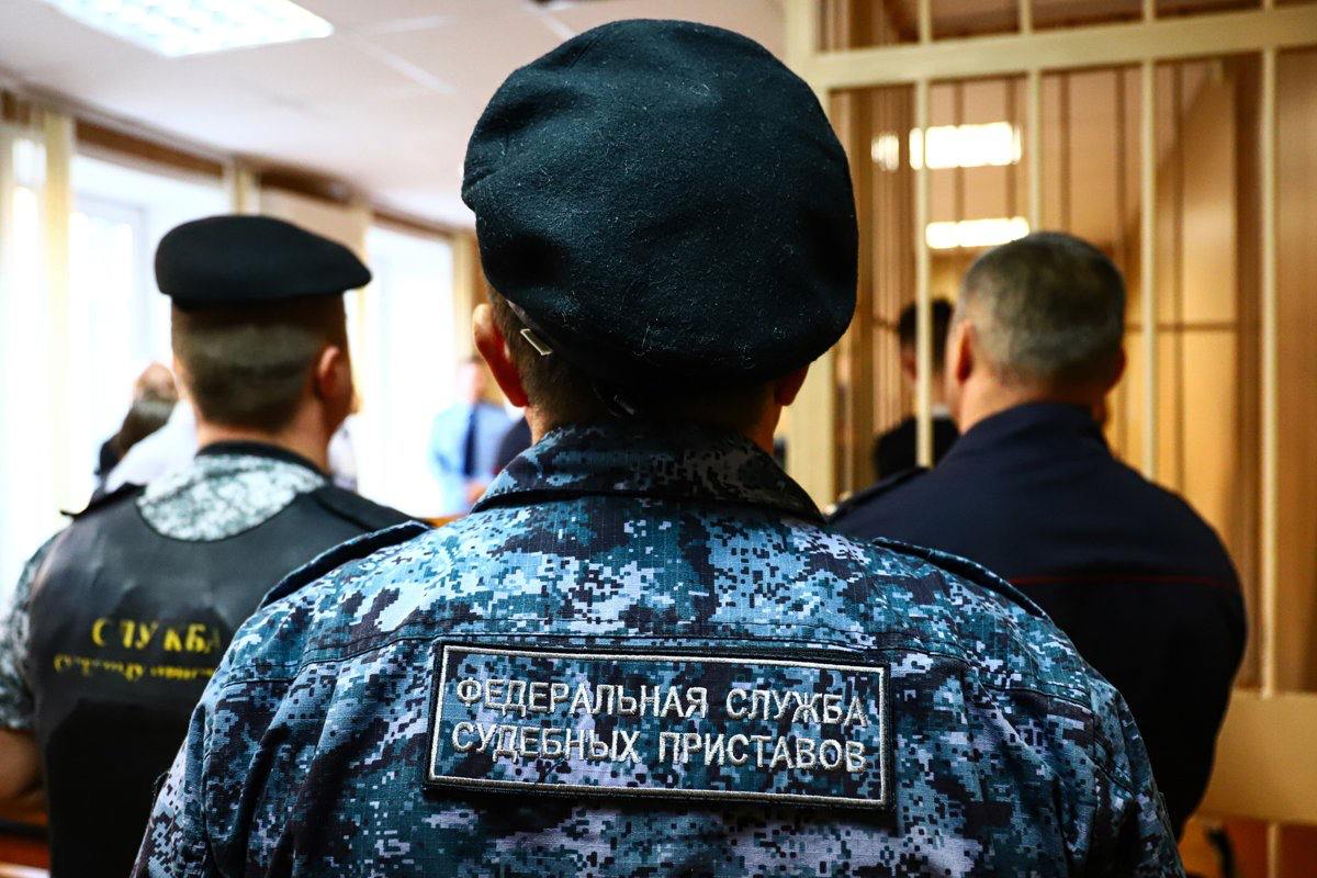 В Иркутской области впервые арестовали алиментщика Должника арестовали на 29 суток, сообщили в в пресс-службе УФССП России по региону. Как сообщает ведомство, мужчина задолжал за содержание своей 13-летней дочери почти 800 тысяч рублей. За невыплату алиментов ему назначили 40 часов обязательных работ. Однако после отбывания наказания, он снова начал уклоняться от обязанностей. За что его и посадили под домашний арест. В практике судебных приставов по делам об алиментах такую меру пресечения против должника применили впервые, отметили в ведомстве. , чтобы читать о жизни сибирской глубинки