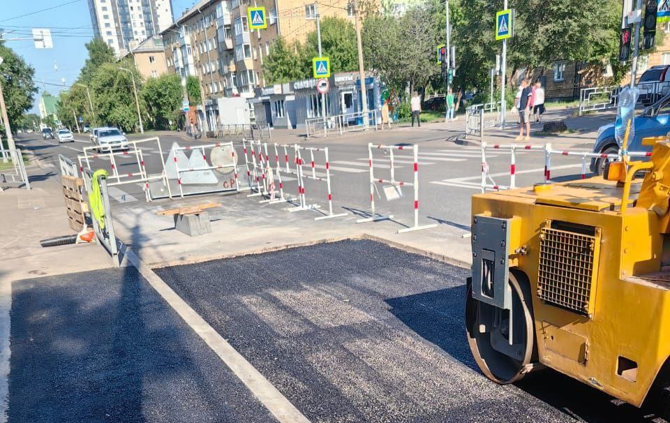 В Красноярске приводят в порядок дороги после ремонта теплосетей СГК отремонтировала уже 158 участков. Сейчас работы активно идут Молокова и 78 Добровольческой бригады, 9 мая и Водопьянова, Березина, Ульяновском и Металлургов, на Тотмина и бульваре Ботаническом, а также в районе кинотеатра «Мечта». Напомним, коммунальные службы должны вернуть территориям прежний облик: восстановить газоны, бордюры, заборы, при необходимости – уложить новый асфальт. Фото: СГК