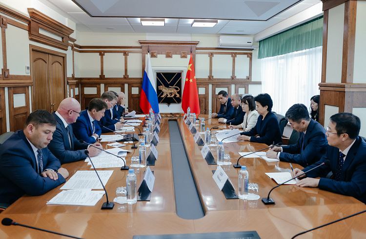 Губернатор Приморского края Олег Кожемяко накануне 21 августа провел рабочую встречу с Губернатором провинции Хэйлунцзян КНР Лян Хуэйлин Как уточнили в правительстве Приморья стороны обсудили развитие российско китайских пунктов пропуска увеличение объемов пассажирских и грузовых перевозок и повышение эффективности пограничного контроля По словам Олега Кожемяко завершение реконструкции погранпереходов в Приморье придаст новый импульс двусторонней торговле Мы видим как растет наш товаропоток увеличиваются объемы грузоперевозок за истекший период рост составил 14 В этом году у нас открывается пункт пропуска Пограничный Мы увидим его уже в новом виде и через него будут проходить не 400 машин в сутки как раньше а 1 3 тысячи Мы ожидаем также сдачу пункта пропуска Марково уточнил Олег Кожемяко Губернатор Приморья отметил также рост количества туристов из Китая В 2024 году в регион приехало более полумиллиона жителей КНР Динамика этого года позволяет говорить что китайские туристы всё так же доверяют Приморью и высоко оценивают предлагаемые здесь туристические услуги Кроме того Олег Кожемяко пригласил делегацию провинции Хэйлунцзян принять участие в Восточном экономическом форуме 3 6 сентября во Владивостоке в том числе в пленарном заседании Комитета дружбы мира и развития 6 сентября
