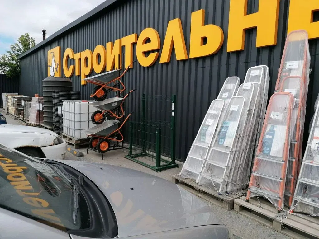Сеть Строительный двор по итогам 2025 года закрыла 98 магазинов сократив их общее число на 23 до 322 пишут Известия Количество гипермаркетов бывшей OBI в России теперь Дом лента уменьшилось на 12 до 23 гипермаркетов На фоне снижения жилищного строительства на 12 и усиления сберегательной модели поведения потребителей снизился спрос на отделочные материалы отметили в газете Топ Бизнес Подписаться в MAX