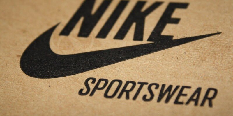 Крупнейший в США производитель спортивных товаров Nike бежит из Китая, снижая здесь долю производства, чтобы избежать тарифных потерь. И без этого финансовые результаты компании за 2024 года стали одними из самых слабых для Nike за последние годы — компания переживает кризис, вызванный неудачными решениями прежнего руководства. В частности, выручка за первый квартал 2025 года просела на 12%, по сравнению с четвертым кварталом прошлого года. Чистая прибыль Nike сократилась гораздо сильнее — на 44% до $3,2 млрд за год и на 86% до $211 млн за квартал. Новой проблемой для Nike, как многих других западных брендов одежды и обуви, стала торговая война между США и КНР, вызванная агрессивной тарифной политикой Дональда Трампа. Менеджеры Nike ожидают новое падение продаж из-за повышенных импортных тарифов США. Этим обстоятельством и вызвано бегство компании из КНР. Если сейчас Nike производит в Китае около 16% всей обуви для американского рынка, то к маю 2026 года эта доля должна составит ниже 10%.