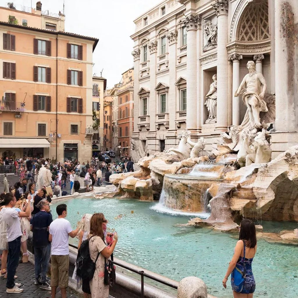 В Риме монетизируют достопримечательность за посещение фонтана Треви с туристов теперь будут взимать плату  Туристы которые хотят вблизи увидеть римский фонтан Треви будут вынуждены заплатить сбор в размере двух евро 2 34 доллара заявил мэр города Власти хотят получить больше выгоды от многочисленных достопримечательностей Италии пишет Reuters  Мэр Рима Роберто Гуальтьери сообщил журналистам что новая платежная система заработает 1 февраля добавив что ожидается что эта мера позволит привлечь 6 5 миллиона евро в год Два евро это совсем немного Такая сумма поможет привести к уменьшению хаотичных потоков туристов заявил чиновник подчеркнув что жители Рима по прежнему будут иметь бесплатный доступ к фонтану  Туристам придется заплатить если они хотят подняться по каменным ступеням окружающим чашу фонтана Но небольшая прилегающая площадь откуда открывается вид на памятник останется открытой для всех желающих  По словам Гуальтьери в этом году фонтан посетили уже девять миллионов человек Он предположил что в будущем многие предпочтут любоваться им издалека а не платить за возможность подойти близко к воде  Фонтан Треви где по традиции туристы бросают монетку в воду уже давно является главной туристической достопримечательностью Telegram канал Безопасность туризма 24 7 с вами Подпишись фото ИИ