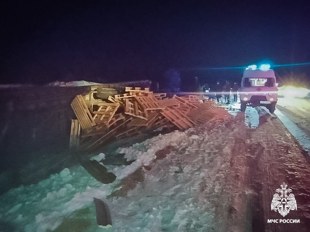 Жуткая авария с большегрузом под Смоленском: зажатого водителя легковушки с трудом достали из покореженного автомобиля  Вчера, 11 декабря, около половины седьмого вечера, в районе деревни Иваники Сафоновского района произошла жуткая авария. На трассе столкнулись грузовой автомобиль Scania с полуприцепом и легковой автомобиль ВАЗ-2115. От мощного удара многотонный грузовик опрокинулся, придавив отечественную легковушку.  "Чтобы подобраться к заблокированному водителю ВАЗа пришлось вручную разгрузить прицеп, лежавший на боку, загруженный поддонами, только после этого с помощью специализированного гидравлического инструмента пожарным МЧС России удалось извлечь мужчину и передать медикам", - рассказали в пресс-службе МЧС России по Смоленской области.  В настоящее время сотрудники правоохранительных органов проводят расследование причин и обстоятельств ДТП.    Важное в Смоленске