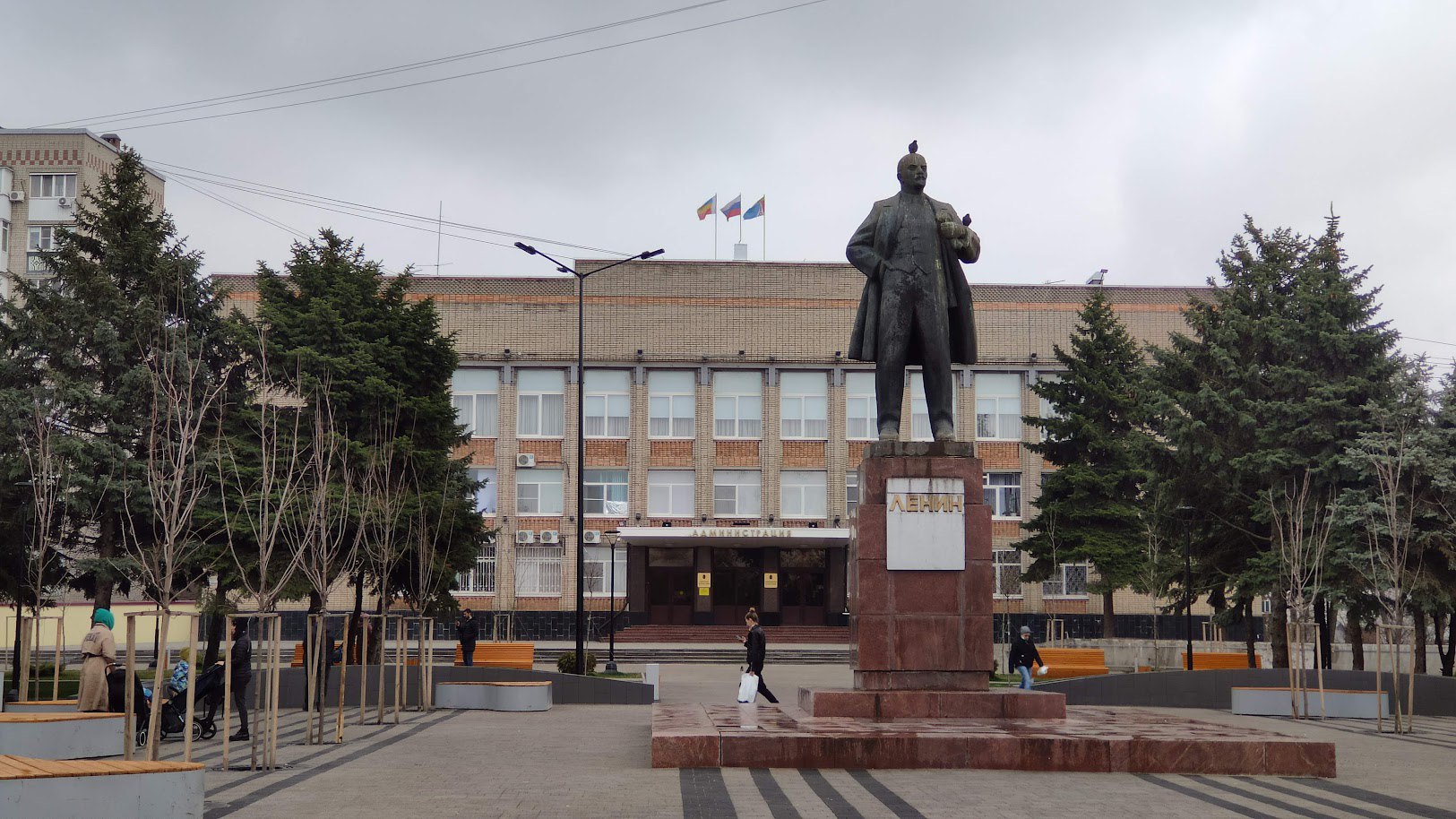 ‼ Аксай полностью остался без воды - её отключили из-за замены задвижки на трубах. Когда дадут воду, неизвестно. Глава МинХКЖ Ростовской области Антонина Пшеничная в своем посте использовала осторожную формулировку "после завершения всех работ". Горожанам на время отключения пообещали подвозить воду, заявки должны принимать по телефону 8 86350 5-38-38. Предложи нам новость