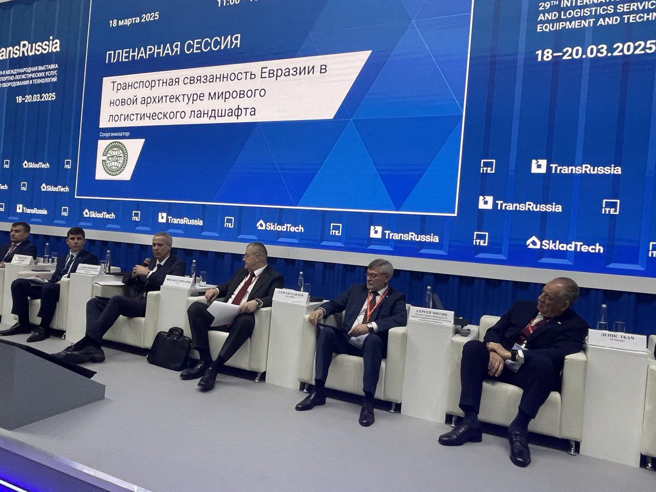 Новости с пленарной сессии TransRussia-2025:   Замминистра транспорта РФ Алексей Шило: Развитие международных транспортных коридоров обеспечит рост перевозок внутри страны.   Сергей Павлов, первый замглавы РЖД: грузовые перевозки в сообщении с Китаем по железной дороге продолжают расти - за два месяца более 30 млн тонн  +9,3% .   Александр Иодчин, первый замглавы УК "Дело": Развитие холдингов, объединяющих железнодорожных, морских и портовых операторов, позволяет выводить на рынок сквозные логистические решения и открывает новые возможности для развития экспорта, импорта и транзита.   Александр Чевелюк, гендир ООО "Транзит": железнодорожные провозные мощности должны в приоритетном порядке выделяться российским судовладельцам.   Алексей Гром, гендир ОТЛК ЕРА: цифровой документооборот - ключевой фактор конкурентособности. К сожалению, до сих пор нет единого электронного документооборота на Евразийском пространстве. Рассчитываем, что 2025 год будет отправной точной роста по внедрению единых цифровых технологий.   Дмитрий Кусков, директор департамента Минпромторга России:   На согласовании ФОИВ находится проект по поддержке компаний, использующих сложные и дальние логистические маршруты  например, в Латинскую Америку .   В целях "раскатки" новых транспортных коридоров планируется субсидия операторам, осуществляющих перевозки в 7 стран - до 50% от стоимости логистики.  Планируется создание 6 зарубежных ТЛЦ.  ™  Грузопоток