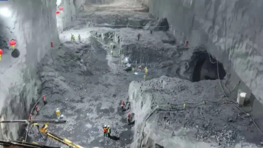 А почему бы не выдолбить в горе зал высотой с двадцатиэтажку и залить туда побольше воды в Китае строят крупнейшую гидроаккумулирующую станцию На плато в западной части провинции Сычуань на высоте 3000 метров над уровнем моря завершен важный этап строительства уникального энергетического объекта гидроаккумулирующей электростанции ГАЭС Специалисты закончили выемку грунта для сердца проекта подземного машинного зала Этот колоссальный объект расположен на глубине около 500 метров под горой Его длина составляет почти 200 метров а высота 60 метров Параллельно начались работы по бетонированию нижнего резервуара Принцип работы ГАЭС напоминает гигантский аккумулятор в периоды избытка энергии от солнечных и ветряных ферм вода перекачивается из нижнего бассейна в верхний Когда спрос на электричество растет поток воды устремляется вниз вращая турбины В отличие от обычных ГЭС здесь вода используется циклично что позволяет системе работать круглый год Проект включает четыре агрегата мощностью по 300 МВт каждый После запуска суммарная мощность комплекса Лянхэкоу достигнет 4 2 ГВт Эта система станет ключевым звеном для стабилизации сети поглощая экологически чистую энергию от возобновляемых источников общей мощностью 7 ГВт