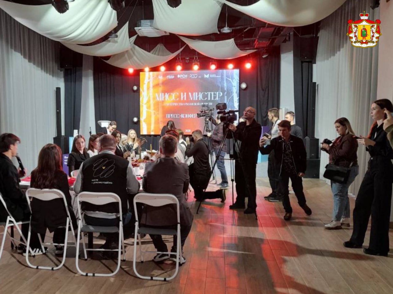 В Рязанской области выберут Мисс и Мистер Студенчество 2025 В этом году за победу поборются 7 девушек и 7 юношей из РГУ им С А Есенина РГАТУ им П А Костычева РГРТУ им В Ф Уткина рязанского филиала Московского политехнического университета Академии ФСИН России и филиала Московского университета им С Ю Витте Очный финальный этап конкурса состоится 5 декабря во Дворце молодежи До него участники пройдут ряд заочных туров покажут силу и ловкость на спортивных соревнованиях примут участие в тематической фотосессии подготовят творческие выступления В финальном туре будут оценивать успехи студентов в учебе их участие в научных конференциях и общественной жизни вузов Конкурсанты продемонстрируют вокальный хореографический номер или же постановку в оригинальном жанре Также жюри оценят уровень ораторского мастерства Победители представят наш регион на Всероссийском конкурсе рязанскаяобласть Подписывайтесь на наш канал в МАХ
