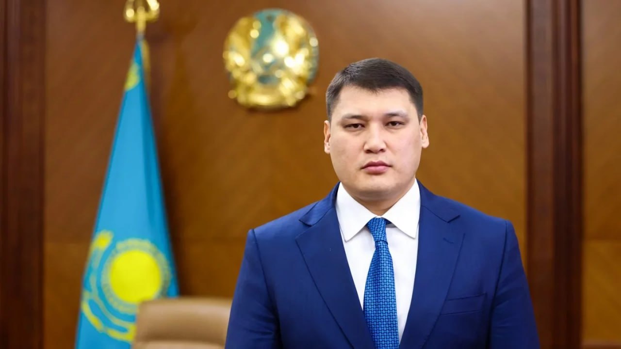Руслан Берденов возглавил Центр развития Алматы подтвердили в акимате Совет директоров АО Центр развития города Алматы утвердил нового председателя правления им стал Руслан Берденов Информацию подтвердили в акимате мегаполиса Ранее об этом в соцсетях сообщил блогер Бейбит Алибеков Центр развития города Алматы ключевая структура формирующая стратегию и проекты устойчивого роста мегаполиса Организация выполняет функции think tank проектного офиса и платформы коммуникации помогая акимату разрабатывать и внедрять инициативы в сфере инфраструктуры транспорта экологии и цифровизации Наконец то мы сможем все идеи коммуницировать максимально быстро и надеюсь запускать Общественный транспорт пробки инвестиции туризм написал Алибеков Руслан Берденов ранее занимал пост заместителя акима Шымкента где курировал вопросы экономики и инфраструктуры Широкую известность он получил после покушения совершённого на него в апреле 2025 года Нападение вызвало широкий общественный резонанс а сам Берденов после восстановления вернулся к службе В конце августа появилась информация что Берденов покинул пост заместителя акима Шымкента по собственному желанию Однако в начале сентября он засветился в Пекине вместе с делегацией Токаева Фото акимат Шымкента t me orda kz
