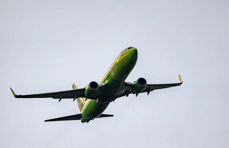 ↘ S7 Airlines за 2024 год снизила пассажиропоток на 23% до 12,9 млн человек.  В 2023 году рейсами перевозчика воспользовались более 15,9 млн пассажиров. В прошлом году более половины пассажиропотока пришлась на Новосибирск.   Всего в маршрутную сеть компании вошло около 100 тыс. рейсов, включая внутренние и международные направления.   Фото: Василий Шитов, Коммерсантъ   Подписывайтесь на «Ъ-Сибирь»